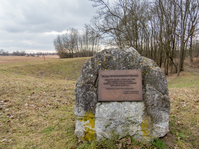 DSCN0286.jpg - Gedenkstein anläßlich der Errichtung des Hochwasserschutzdamms 1992