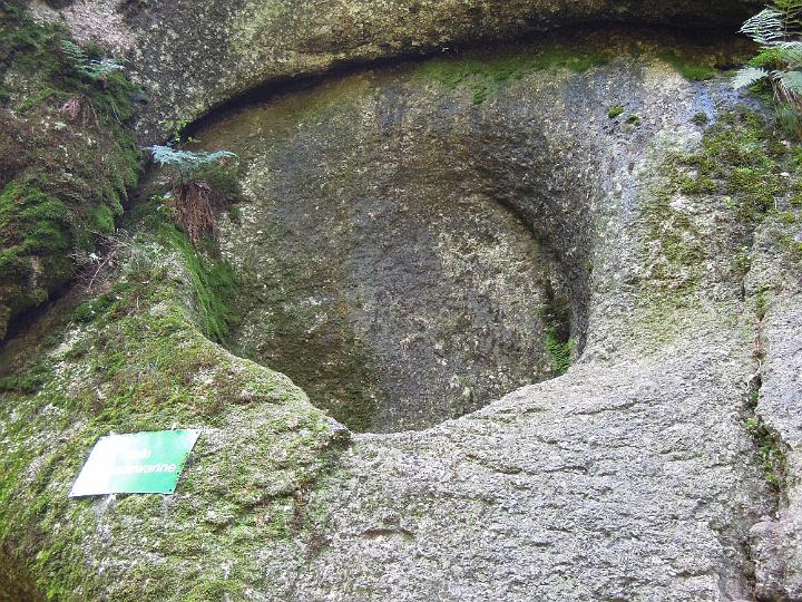 DSCN1335.JPG - Eine Sitzbadewanne im Felsen ...