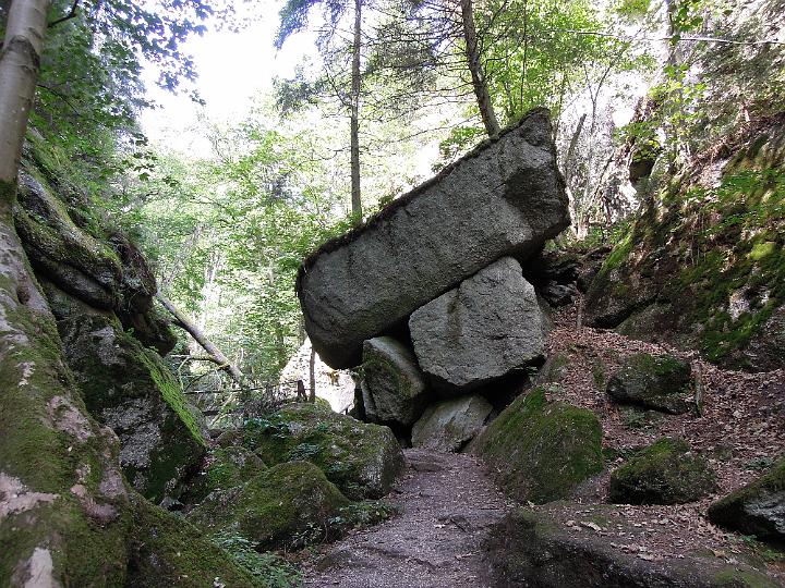 DSCN1339.JPG - ... und große Steine