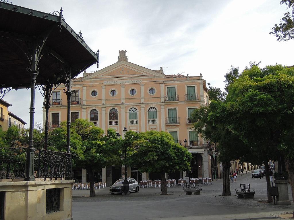 DSCN1798.jpg - Segovia - Plaza Mayor mit Theater