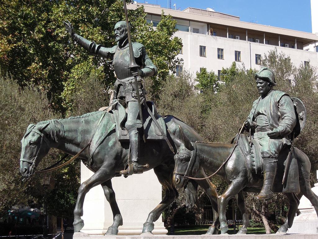 DSCN2021.jpg - Cervantes Denkmal: Don Quijote auf dem Pferd und Sancho Panza auf dem Esel