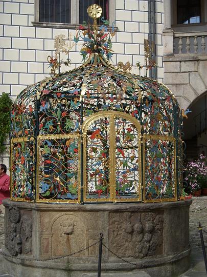 DSCN6716.jpg - Jindrichuv Hradec: Brunnen