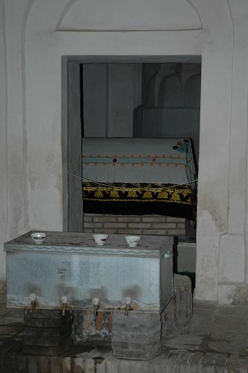 DSC_8124.JPG - Im Innenraum des Chashma-Ayub Mausoleums