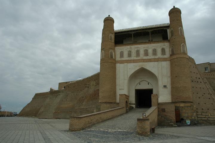 DSC_8141.JPG - Registan-Tor, dahinter der Ark, die Residenz der Khane Bucharas