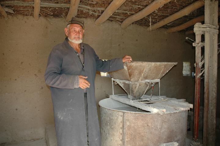DSC_8052.JPG - Müller mit seiner Steinmühle