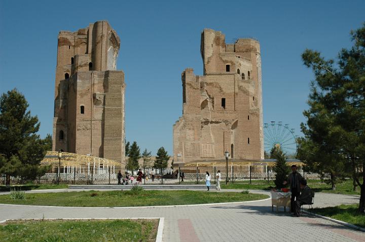 DSC_8062.JPG - In Schachrisabs, der Geburtsstadt von Timur. Reste des Tores zum Oq Saray (Gr0ßer Palast).